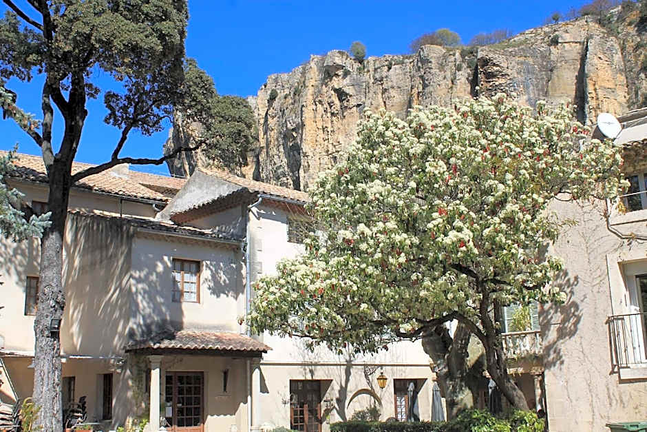 Hôtel et Restaurant Le Manoir - Echangeur A7-A9 - 24h-24h