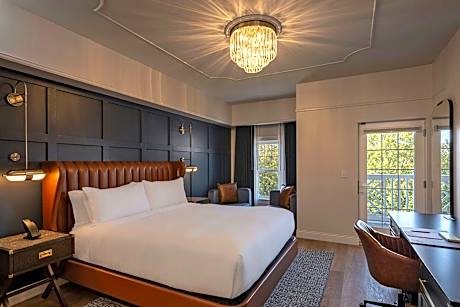 Scholar Suites, Suite, 1 King, Balcony