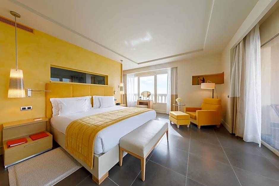 Photo 1 of 5 of Prestige, Sea View