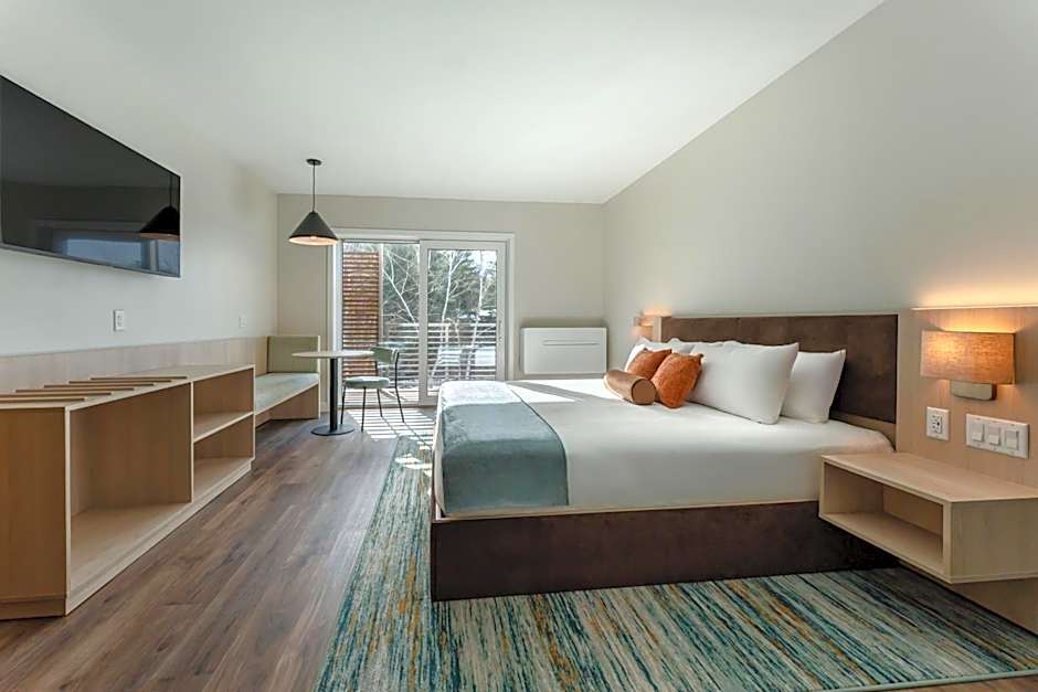 Photo 1 of 10 of 1 King Bed, Balcony