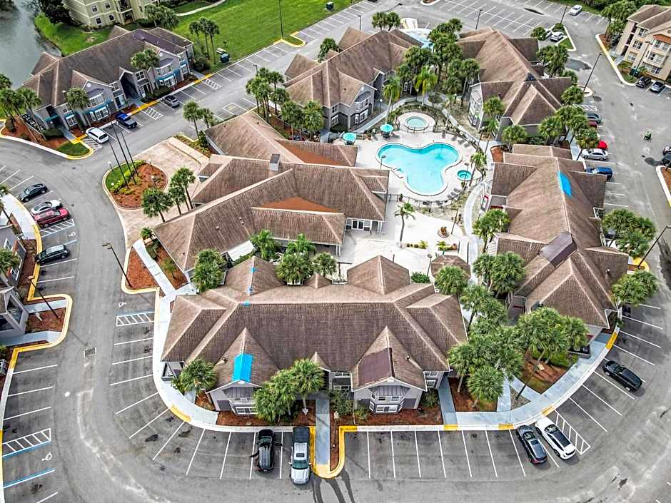 Be Our Guest! 1 Bedroom Condo Near Disney Parks!