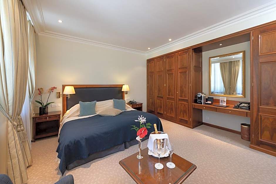 Photo 1 of 1 of Superior 1 Double Bed or 2 Beds, Lake View