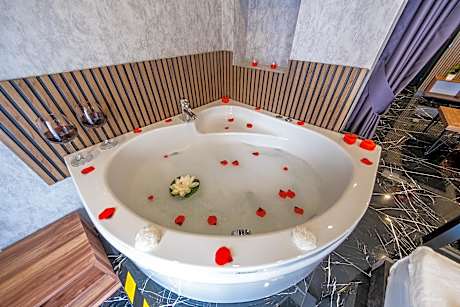 Honeymoon Suite with Private Outdoor Jacuzzi