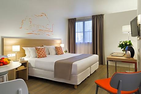 Deluxe Studio with Air Conditioning