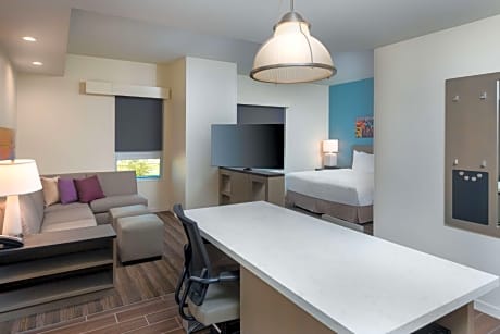 King Studio Suite with Sofa Bed, Kitchen and Tub - Disability Access
