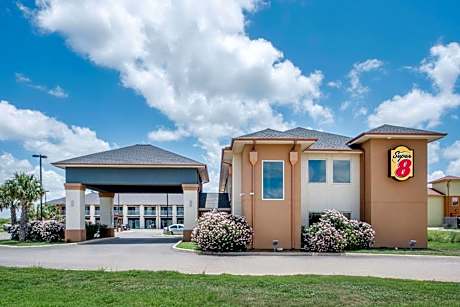 Super 8 by Wyndham Dilley TX