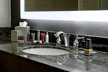 Concierge Lounge Access, Guest Room, 1 King, Sofa Bed, Corner Room, Balcony