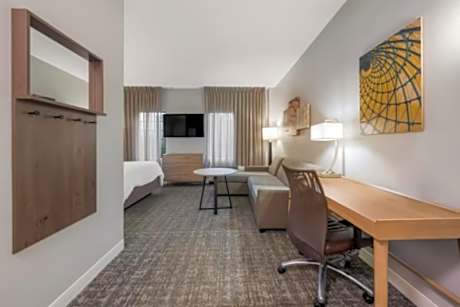 1 Qn Studio Suite Comm Access Roll Shwr
