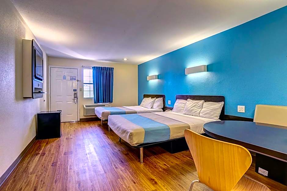 Motel 6-Dickson, TN