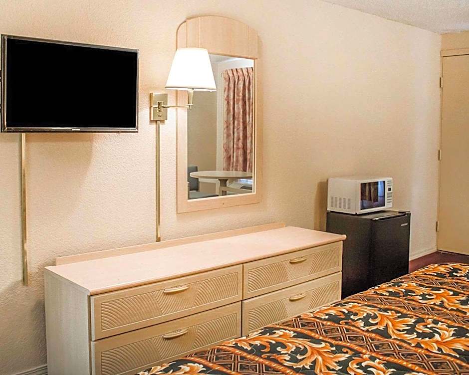 Rodeway Inn Findlay University Area