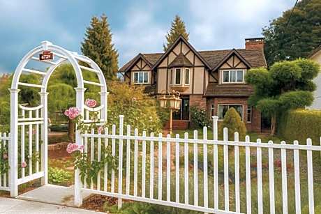 Bright Spacious 3 BR Garden Suite, 4 Queen beds, Fully equipped, Highly recommended by 229 happy groups