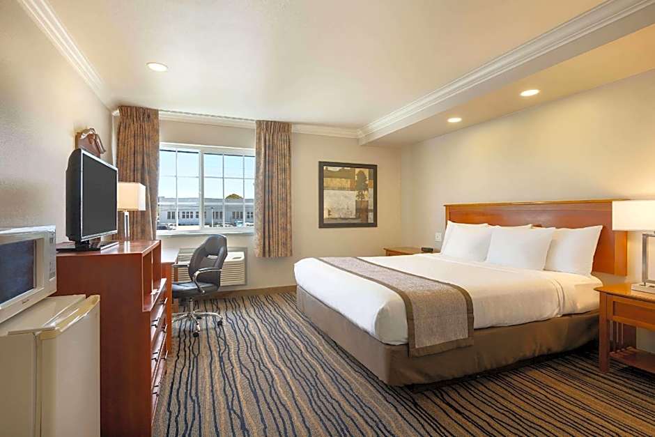 Photo 1 of 2 of 1 Queen Bed, Accessible