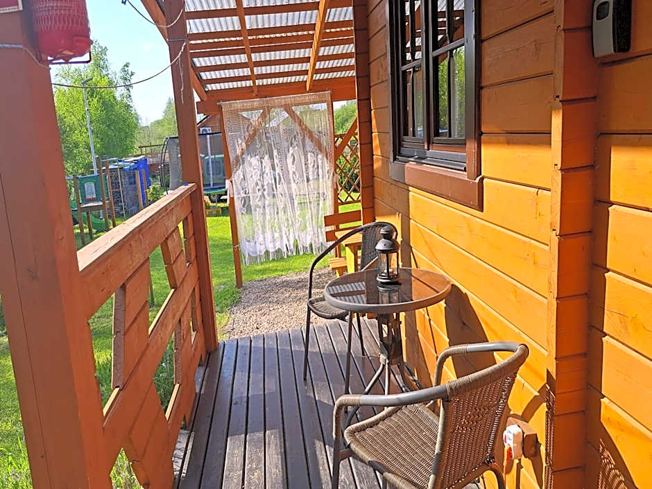 Domki Borowiackie nad brzegiem jeziora