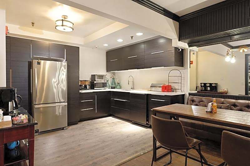 Independence Square Unit 309, Downtown Hotel Room with A/C in Aspen, Wet Bar & More