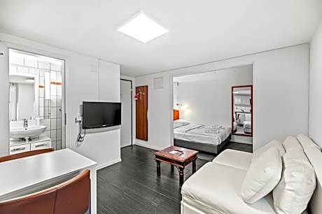 One-Bedroom Family Suite with Kitchenette