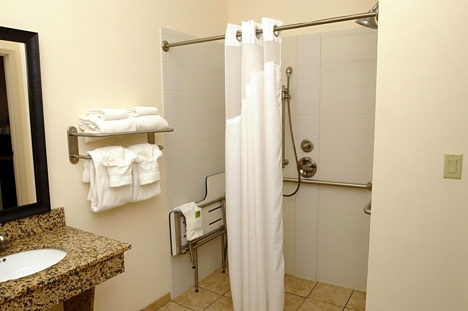 Holiday Inn Express & Suites Cambridge, an IHG Hotel