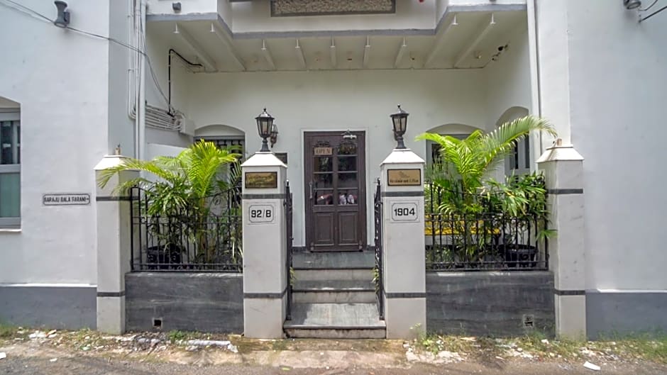 The Corner Courtyard – Calcutta, LA