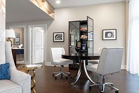 Presidential Suite, 1 Bedroom Presidential Suite, 1 King, City View, Corner Room, Balcony