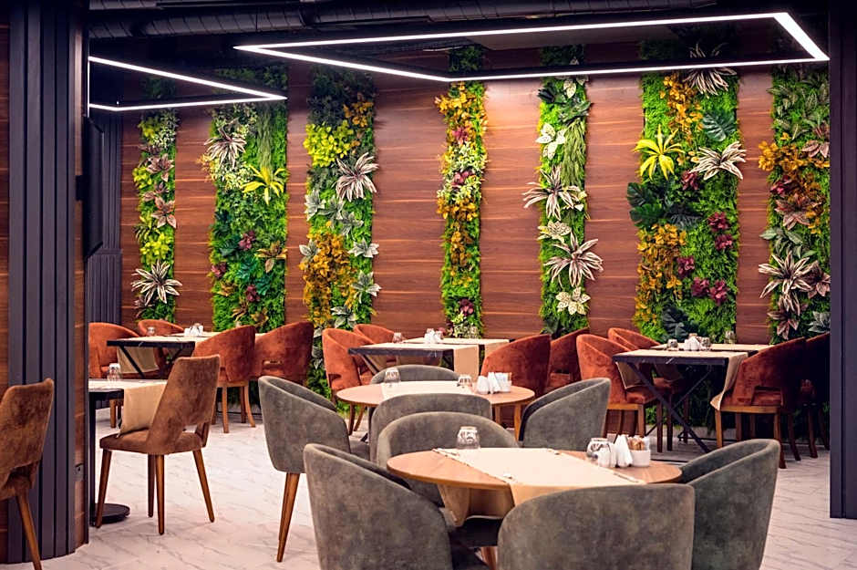 Novel Centre Point Hotel