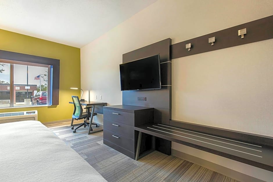 Holiday Inn Express & Suites Chicago West - St Charles