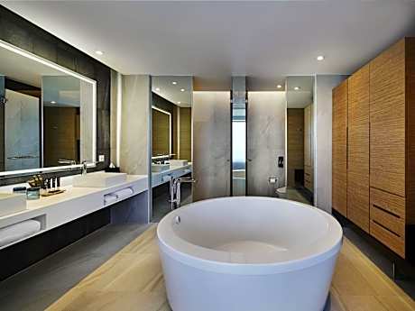 Marina Bay Suite, Living Room, Lounge Access, Balcony, Sea View - 1 King Bed