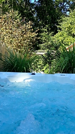 Chambre d'hôtes à l'étage avec spa et petit déjeuner en lisière de forêt