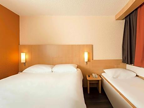 Standard Room with 1 Double and 1 Single Bed