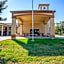 Moulton Inn & Suites By OYO