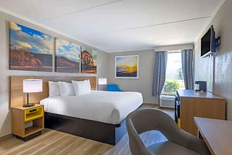 Days Inn & Suites by Wyndham Fayetteville NW Ft Bragg