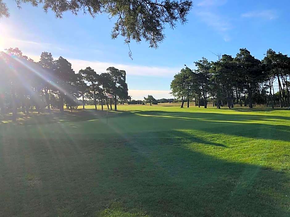 När golfklubb stugbyn