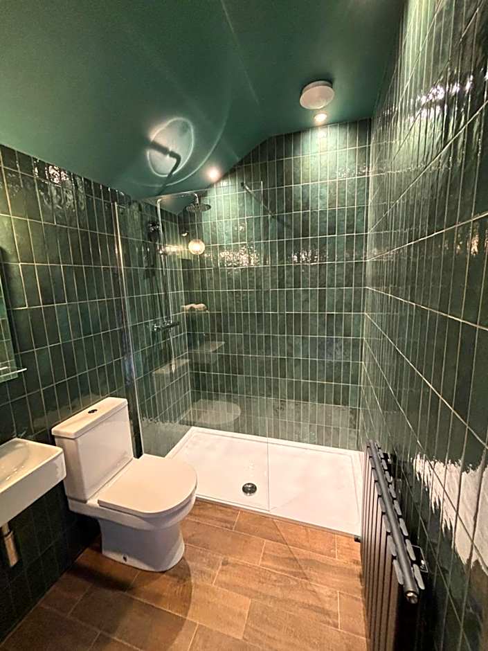 ROOMS AT THE QUAYSIDE - stylish en-suite rooms on Poole Quay all fully refurbed