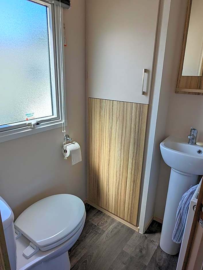 LOVELY BRIGHT MODERN CARAVAN SWANAGE on PEACEFUL AND TRANQUIL HOLIDAY PARK