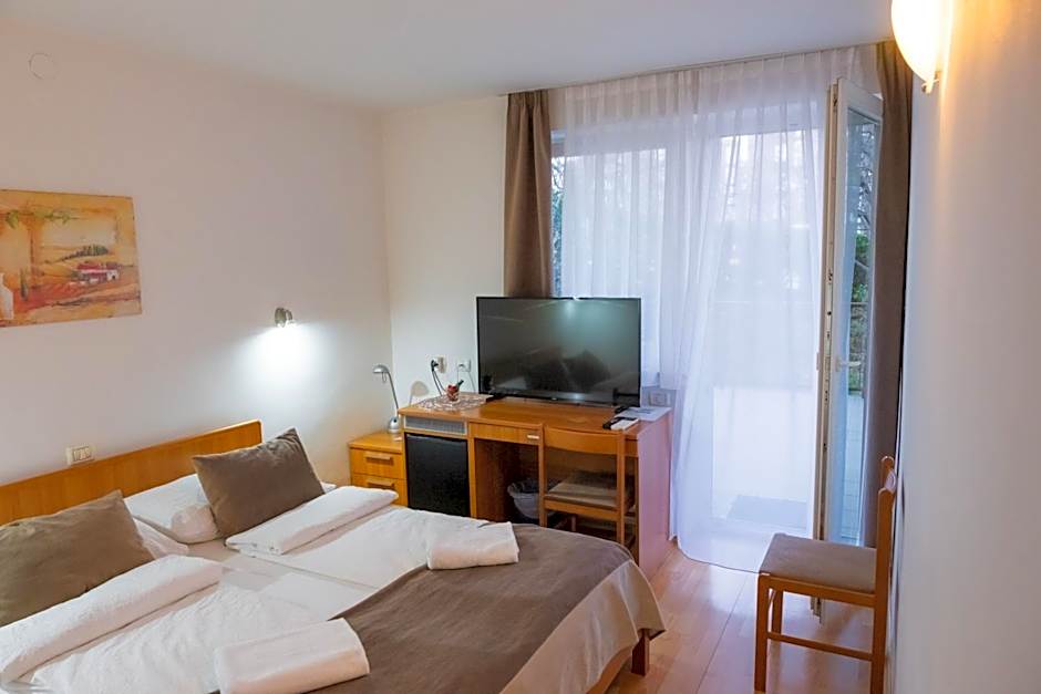 Photo 1 of 9 of Double Room