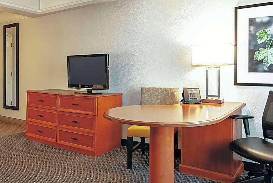 La Quinta Inn & Suites by Wyndham Ontario Airport