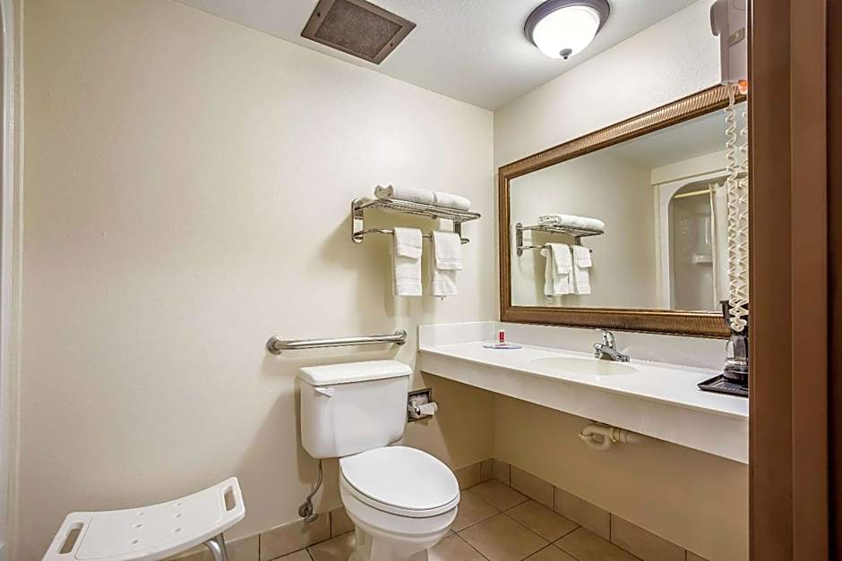 Econo Lodge Inn & Suites Fairview Heights - St. Louis