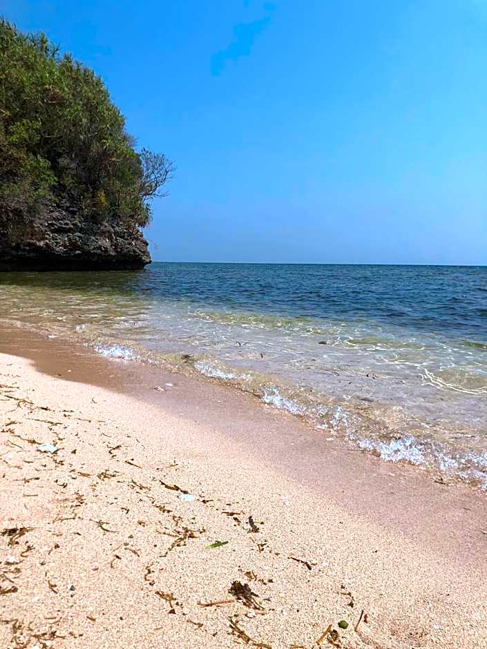 CASA BOLO IN ALAMINOS with HIDDEN WHITE BEACH near 100 Islands