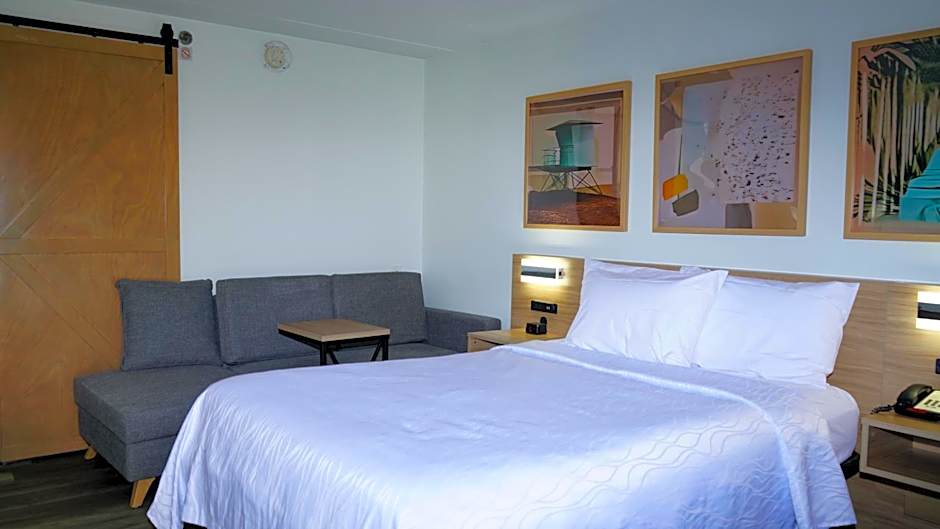 Photo 1 of 6 of Deluxe 1 Queen Bed