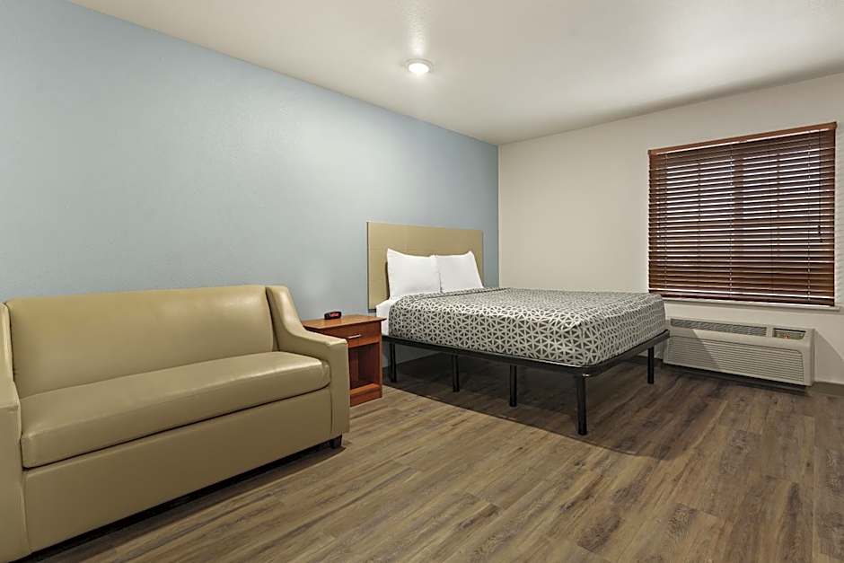 Photo 1 of 6 of 1 Queen Bed Suite, Accessible, Bathtub