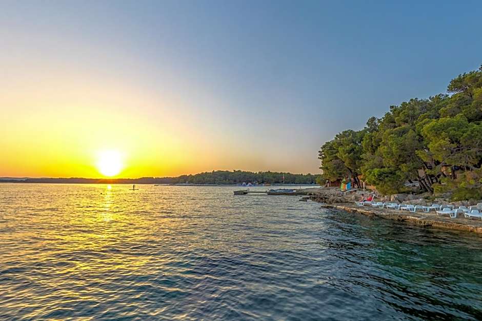 Pine Beach Pakostane Glamping Homes - All Inclusive light