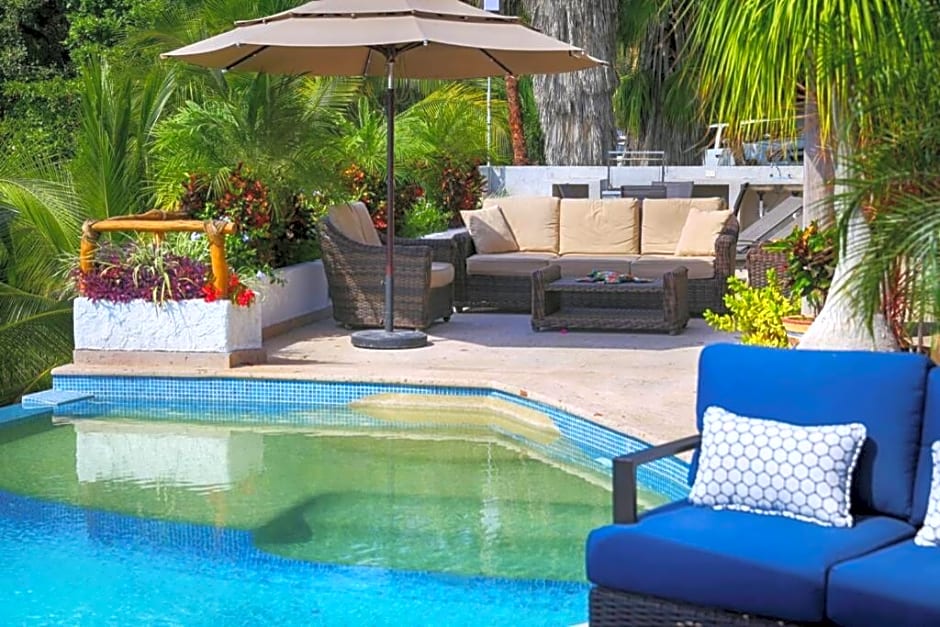 Villa Kiwi. Huge Pool, Steps To Town n Beach. 6 plus BRM 7.5 BTH 3 KCN