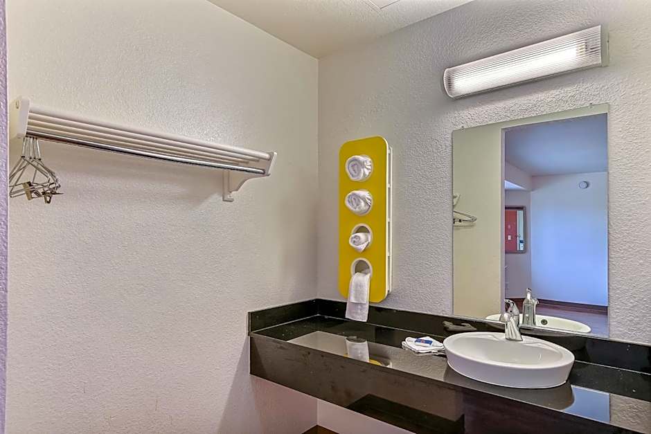Motel 6-Pinole, CA