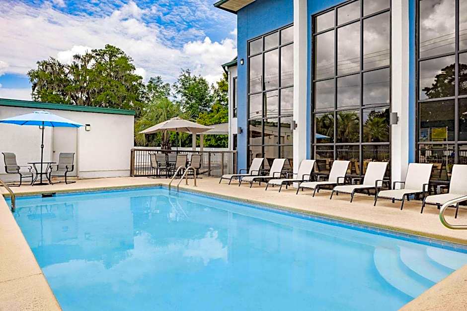 Days Inn & Suites by Wyndham Savannah Midtown