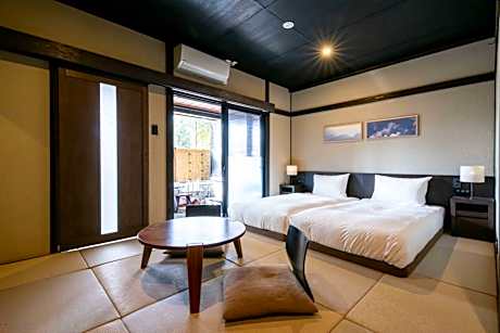 Superior Twin Room with Tatami Area with Semi Open-Air Bath (43㎡)