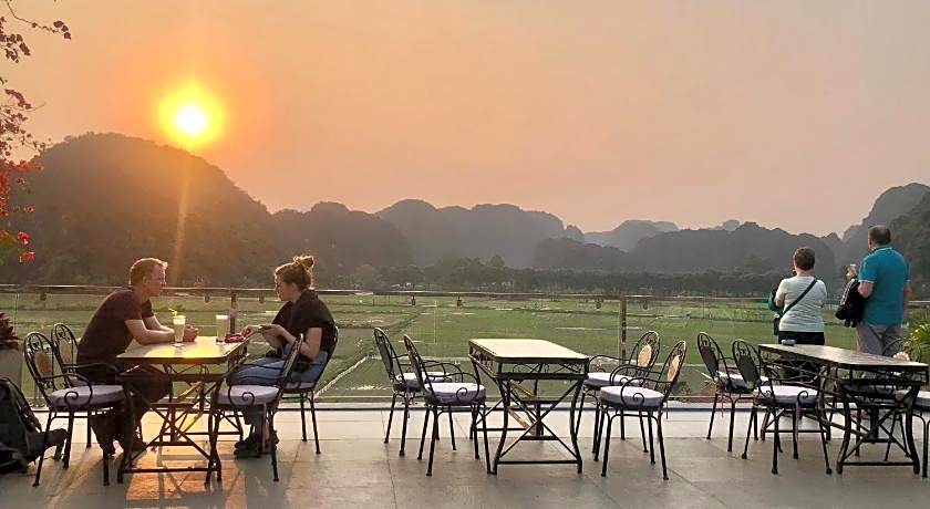 Liberty Hall Tam Coc Hotel & Villa