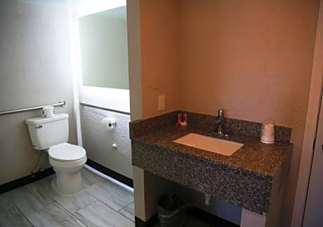 Queen Room - Mobility Access/Non-Smoking