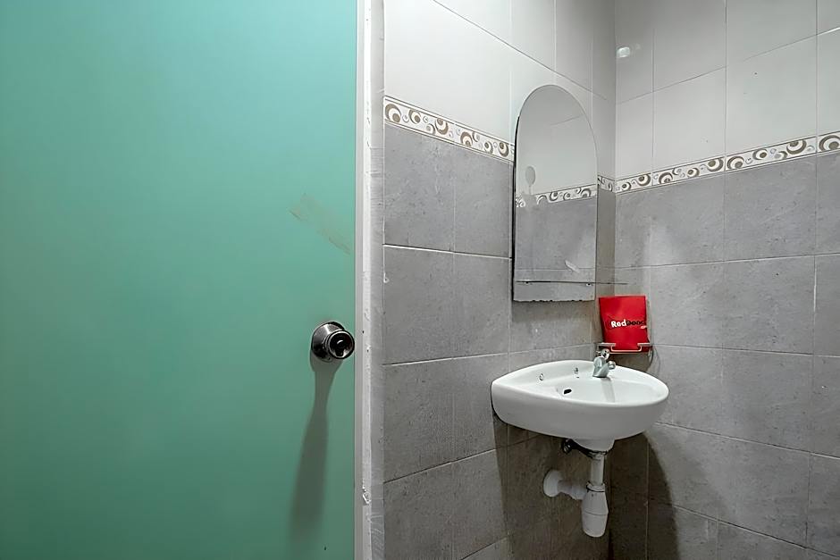 RedDoorz Syariah near Taman Bekapai 2