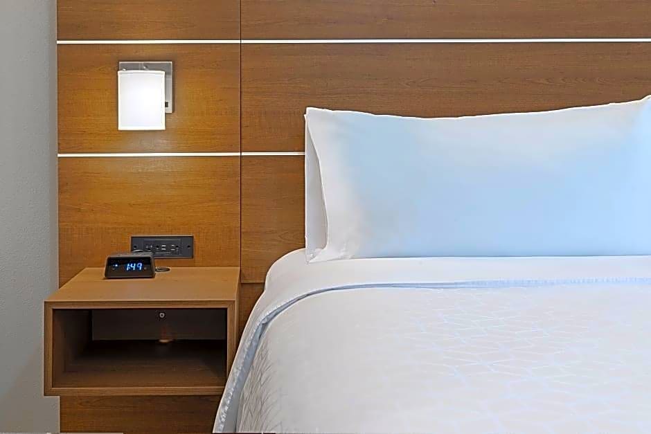 Holiday Inn Express & Suites - Denton - Sanger, an IHG Hotel
