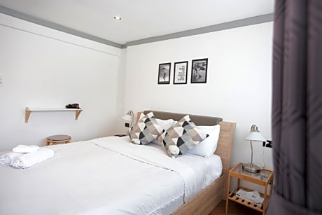 Deluxe Double Room with Balcony and Shared Bathroom