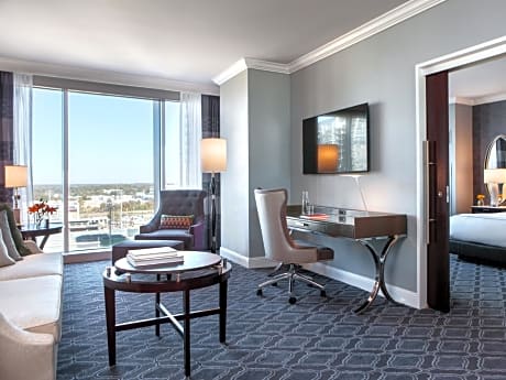 One-Bedroom King Room with Roll-In Shower - Hearing Accessible/Non-Smoking