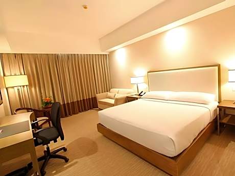 Deluxe King Bed - Garden Wing